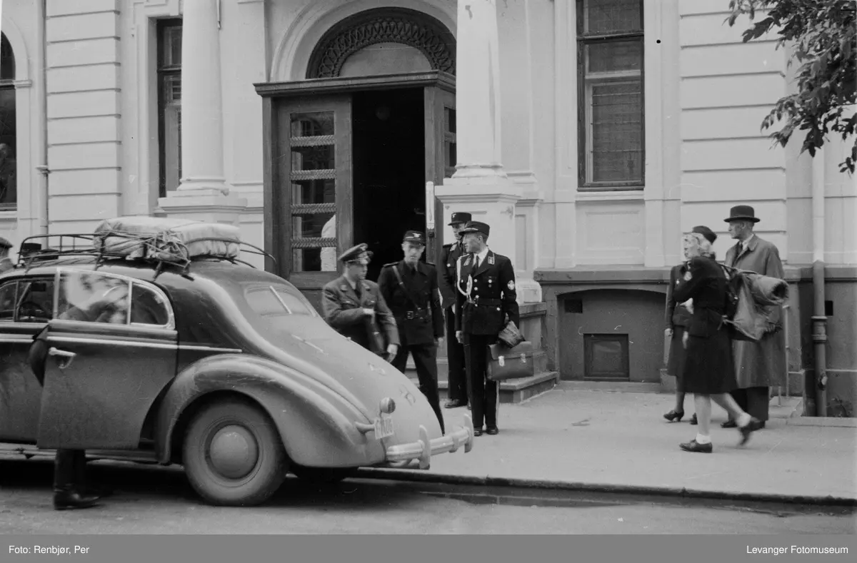 Utenfor Britannia Hotel under kapitulasjonen mai 1945.