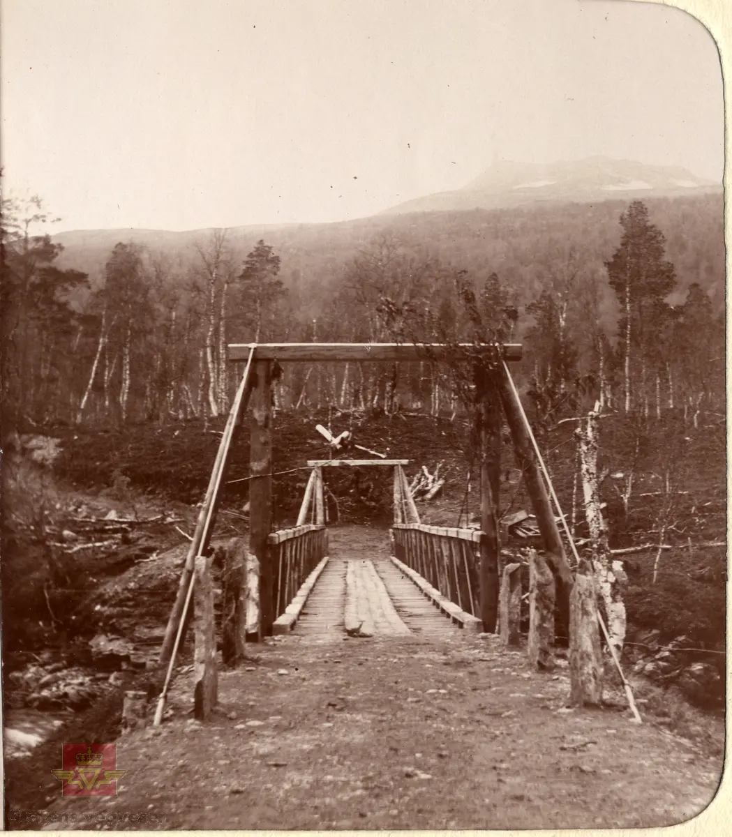 Forsæt Bro 1906  i Salangsdalen.  Hengebru i tre over Salangselva med spennvidde på 27 meter.  Kostnad på bygging, kroner 1200,- .