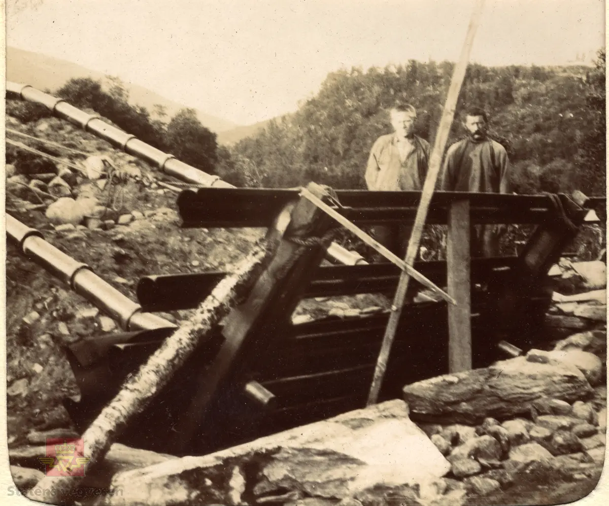 Sannsynlig  Sand bru i Malangen, 1907. Sannsynligvis arbeid med fundament for feste av strekk-kabler på hengebrua.