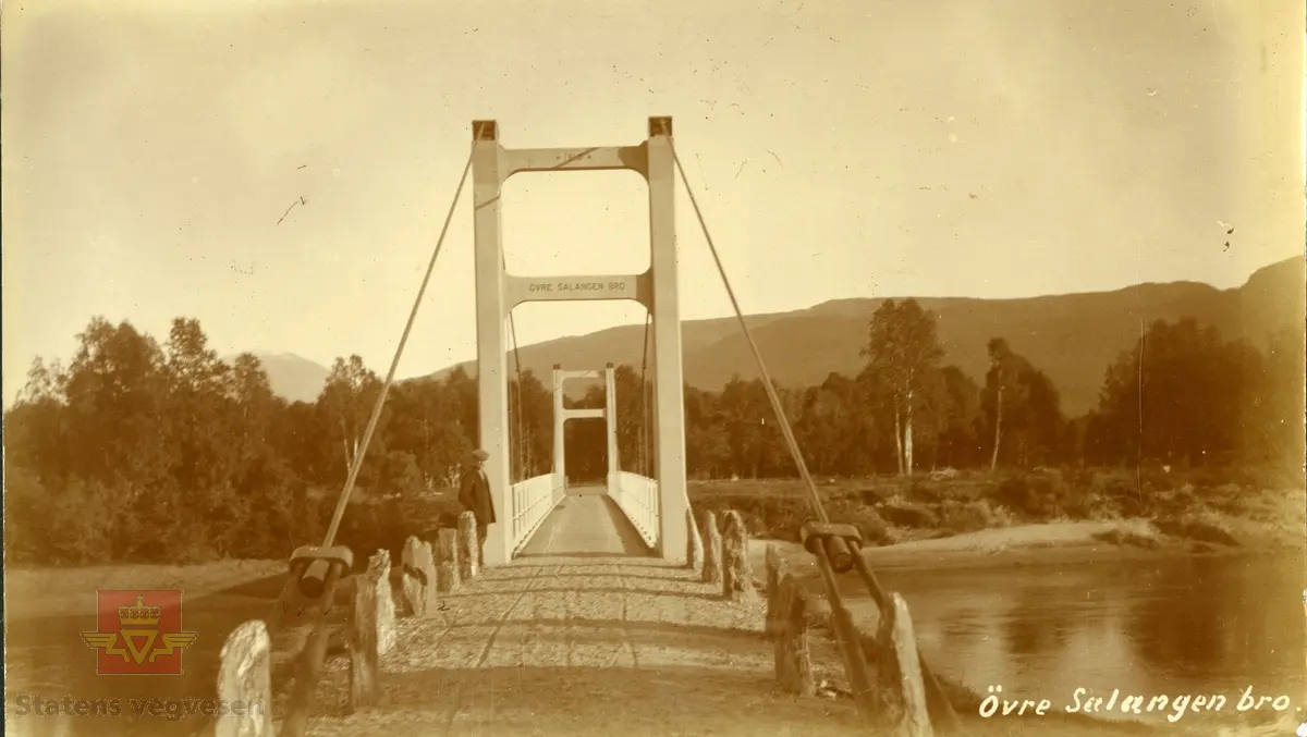 Øvre Salangen bru. Skilt på brua viser årstallet 1913. Spennvidde er 54 meter. Tekst på bildet: "Øvre Salangen bro".