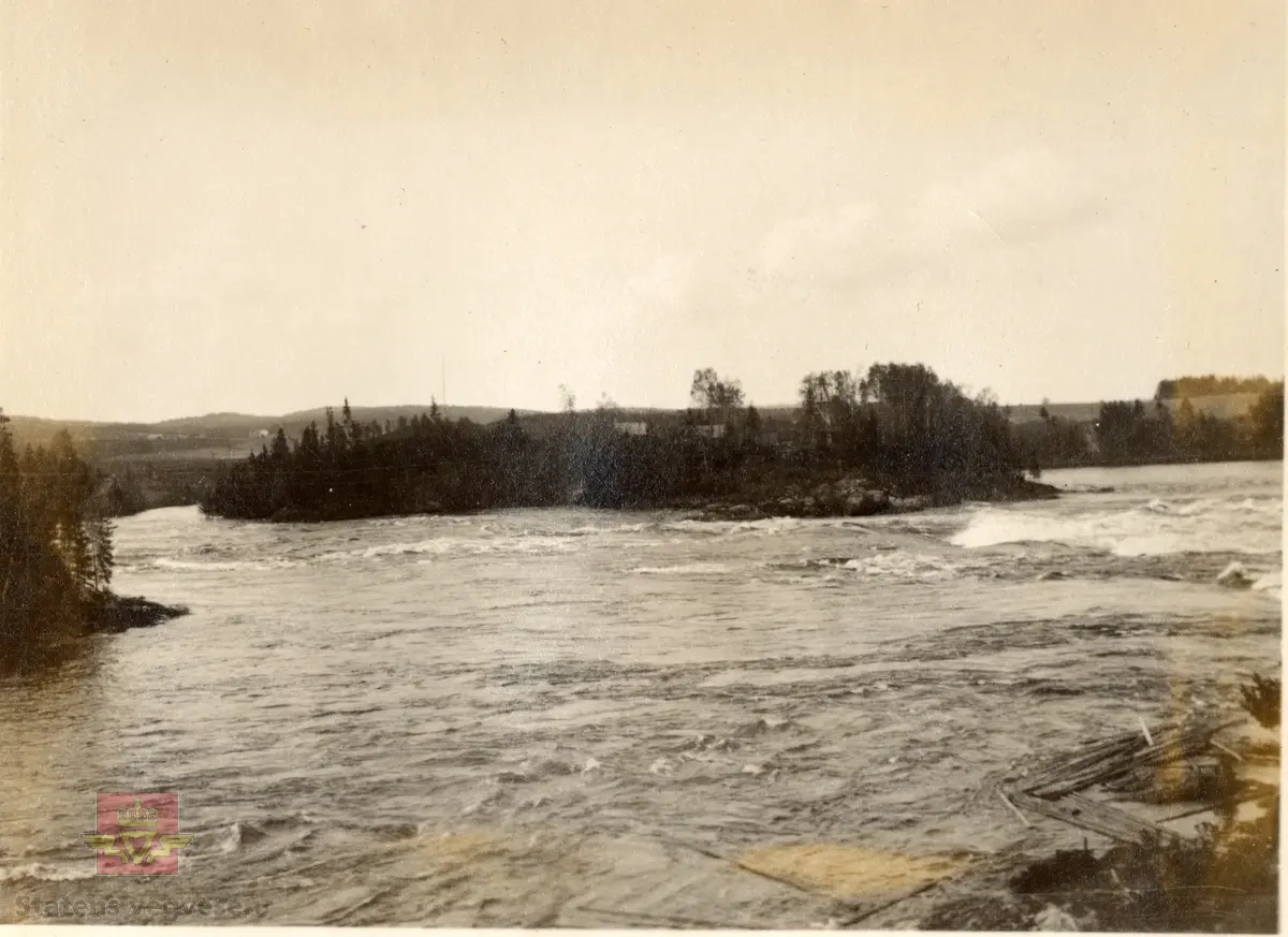 Bingsfoss bru. I følge merking i album: "Hovedløpet 1923 (sett fra nord). Fot. N. Sx."