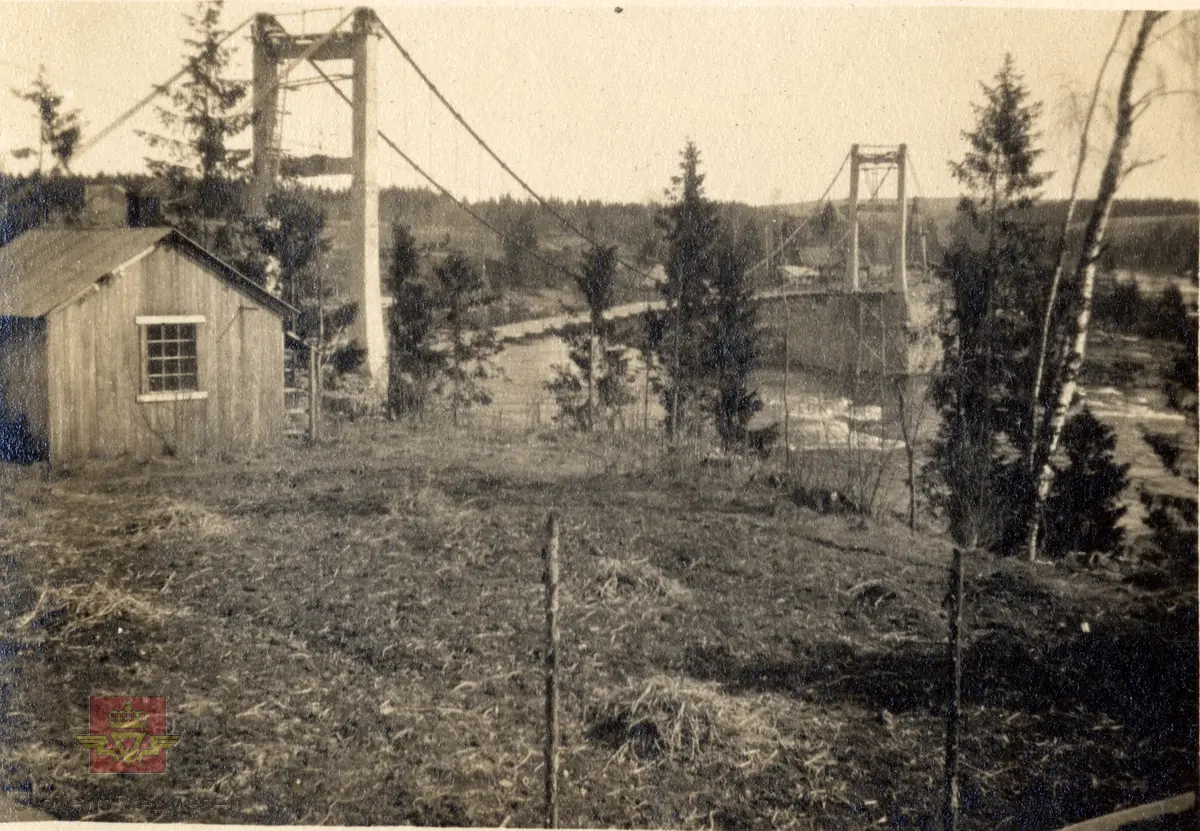 Bingsfoss bru.  I følge merking i album: "Sett fra syd-øst. Smie og verksted til venstre. 1927.  Fot.A.Sx."