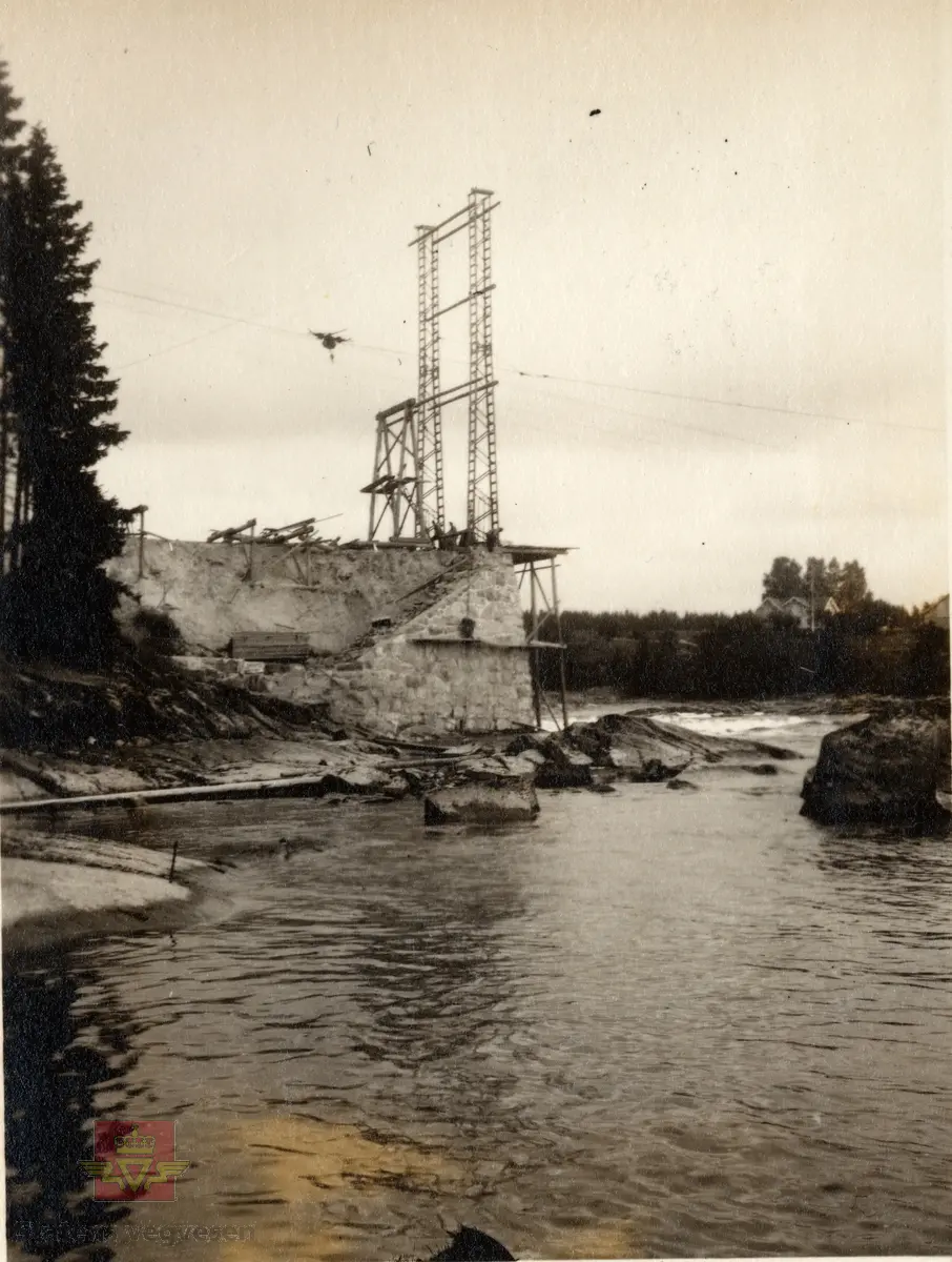 Bingsfoss bru.   I følge merking i album: "Skjelett til søndre kabelpillar reist. Høsten 1926.  Fot.N.Sx."