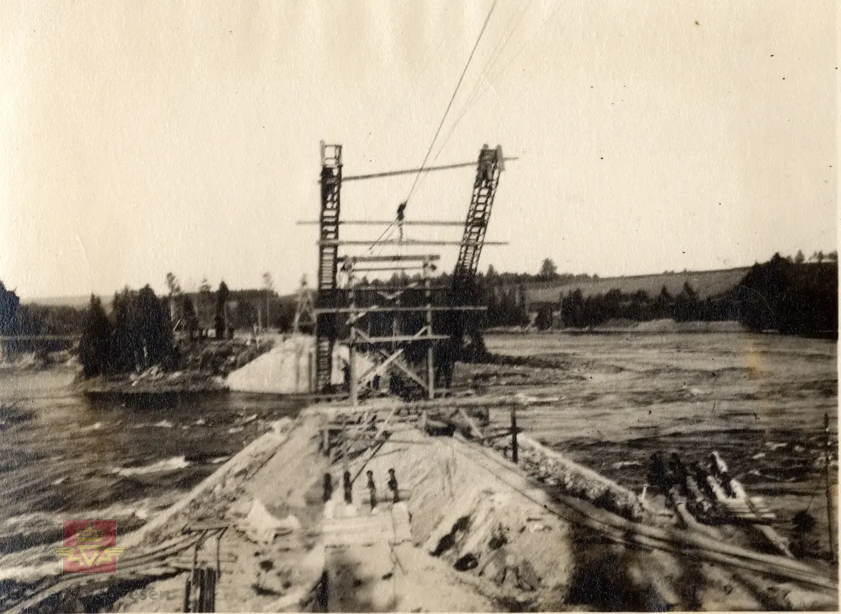 Bingsfoss bru.  År 1927. I følge merking i album:" Jernskjellet 4 tonn under montering på søndre side. Høyde ca. 19 meter.  Fot. N.Sx."