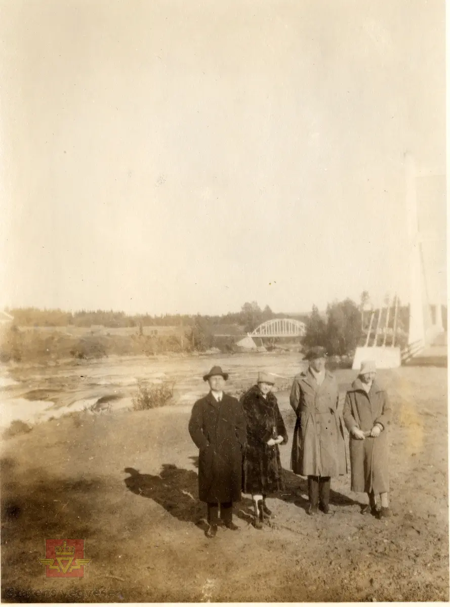 Bingsfoss bru.  Fra venstre ingeniør  Marstrander (fornavn ukjent) og hans  frue (navn ukjent), Nicolai Olaf Saxegaard og Gudrun Saxegaard. I følge merking i album.  Til høyre Bingsfoss bru og helt i bakgrunnen skimtes buebruen.