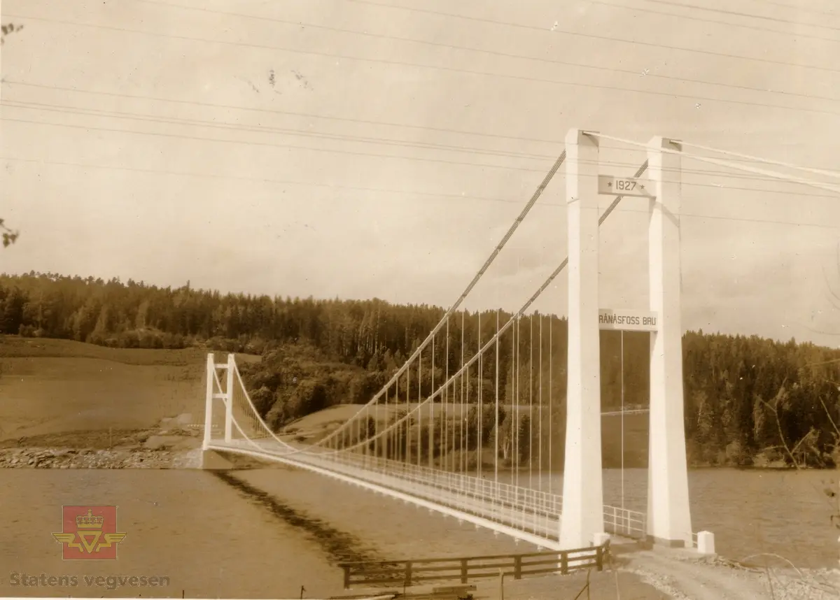 Rånåsfoss bru over Glomma, Akershus, ble bygd i 1927, og er ei hengebru i ett spenn med bjelkeavstivningsbærer. Brua har en  spennvidde på 183 meter og en tottallengde på 260 meter. Bruas to betongtårn er 19 meter høye. Brua inngår i dag i det lokale gang - og sykkelvegnettet, jf. "Nr. 260 i Nasjonal verneplan for  veger,  bruer  og vegrelaterte kulturminner,  Statens vegvesen - Region Øst. Juli 2002."
Se vedlegg i Nedlastinger lenger ned på siden.