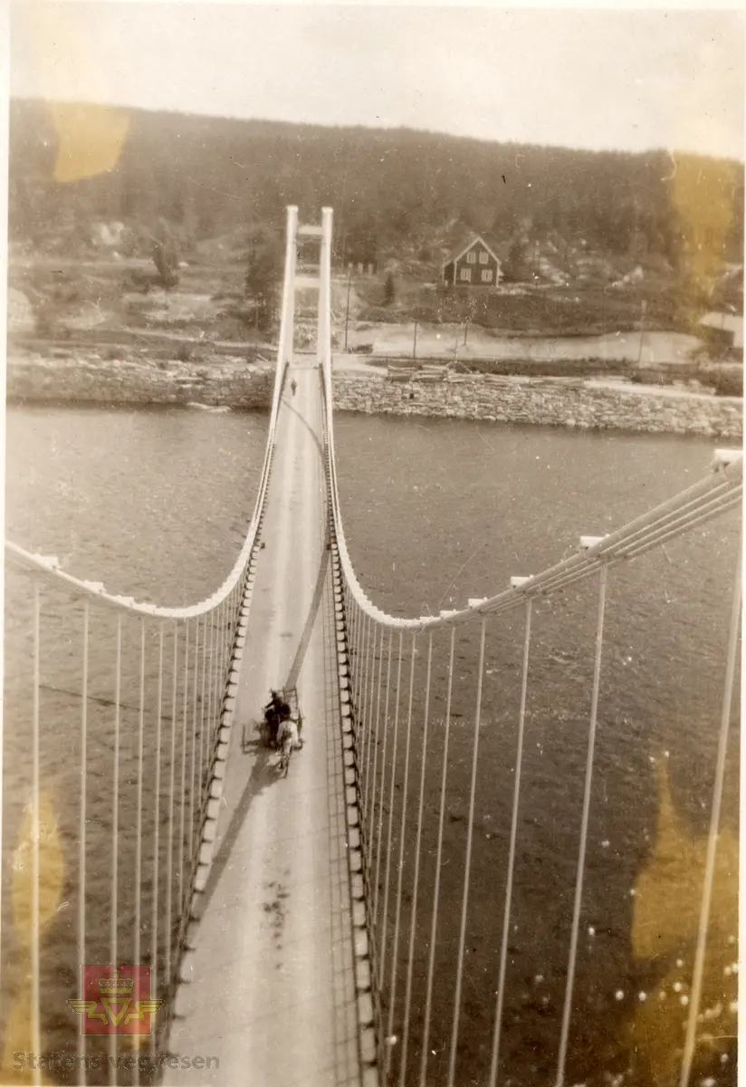 Rånåsfoss bru fra ene brutårnet. Brua ble bygd i 1927.  Brua inngår i dag i det lokale gang - og sykkelvegnettet, jf. "Nr. 260 i Nasjonal verneplan for  veger,  bruer  og vegrelaterte kulturminner,  Statens vegvesen - Region Øst. Juli 2002."
Se vedlegg i Nedlastinger lenger ned på siden.