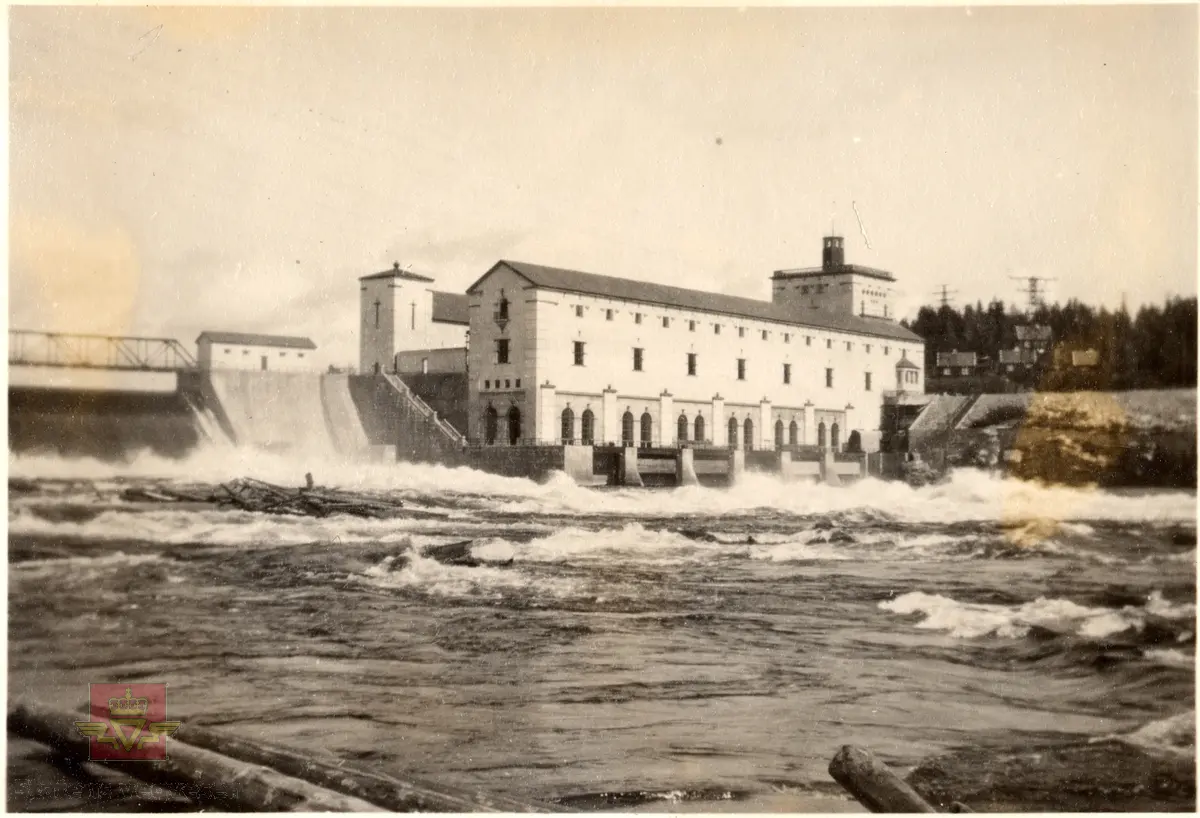 Rånåsfoss kraftstasjon.  "Rånåsfoss kraftverk ved Glomma,  stod ferdig i 1921. Utbyggingen av Rånåsfoss skulle dekke kraftbehovet i Akershus fylke."  Sitat fra "Dokumentasjon av kulturminner i vassdrags- og energisektoren."