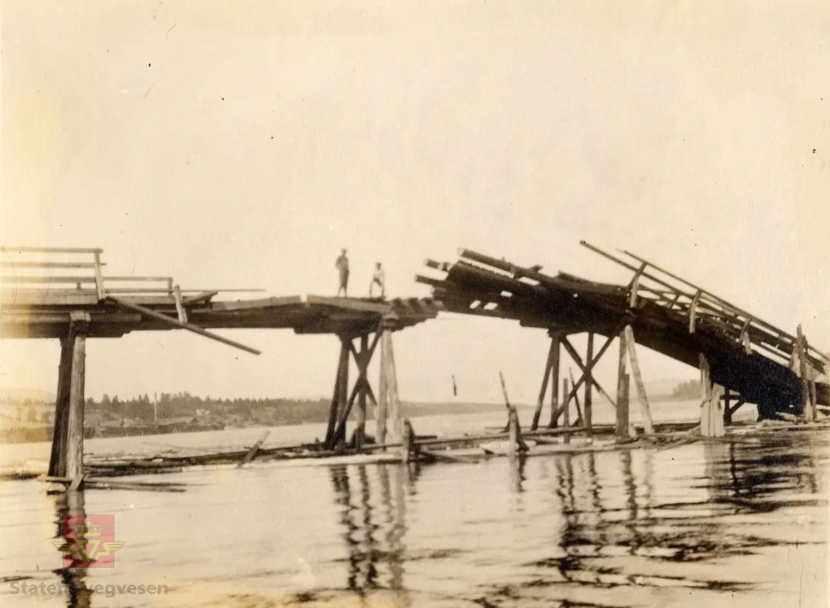 Ødelagt bru, sannsynligvis  Eidsvoll Sundbru som brant i 1921.