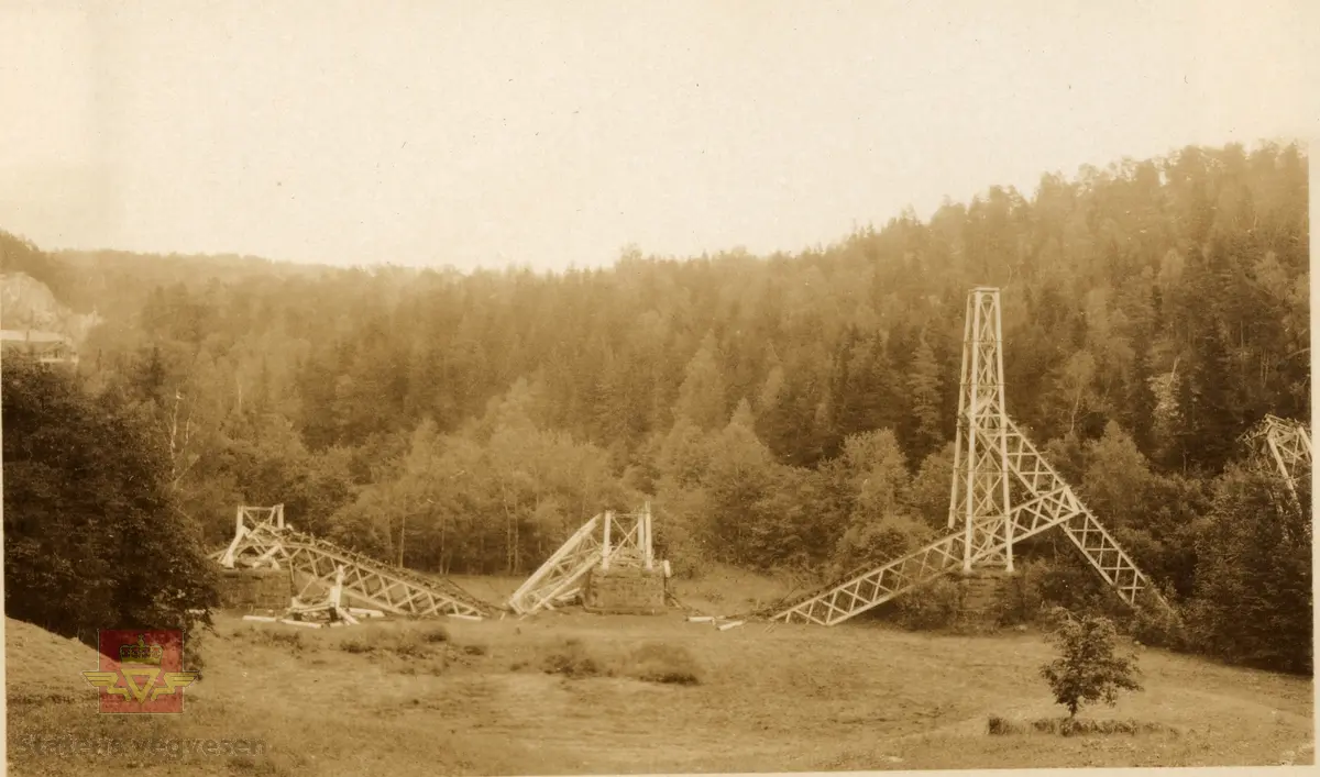 07.09.2015: "Ljansviadukten eller Ljansbroen, bilde av jernbanebru som ble  sprengt i 1929. Broen ble tatt ut av bruk da jernbanen ble lagt om via Hauketo i 1922. Omleggingen ved Hauketo ble påbegynt i 1922, og tatt i bruk 15. februar 1925. Fundamentene som står igjen er av stein."
Informant til bildet er Bjørn Andersen.