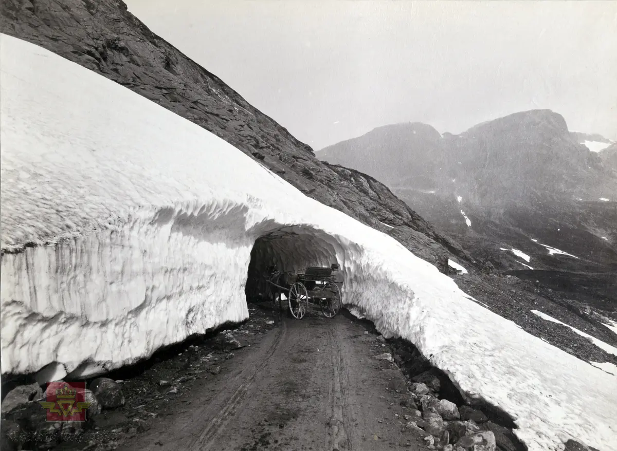 "Veianlæg". "Snetunnel i Dyrskar, Haukelifjeld. Søndre Bergenhus amt".