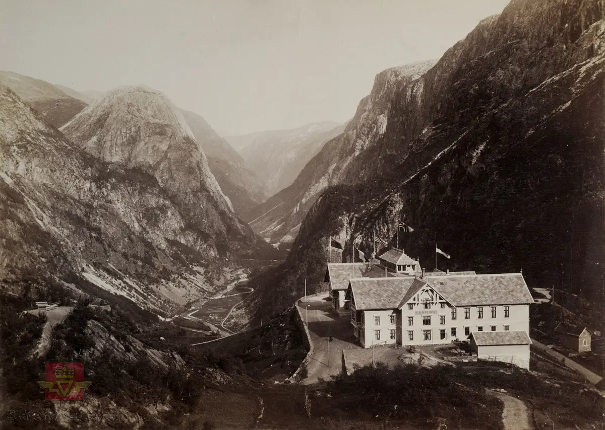 "Veianlæg". "Nærødalen". Stalheim Hotel på toppen av Stalheimskleiva i Nærøydalen. Bildet fra slutten på 1800-tallet.
