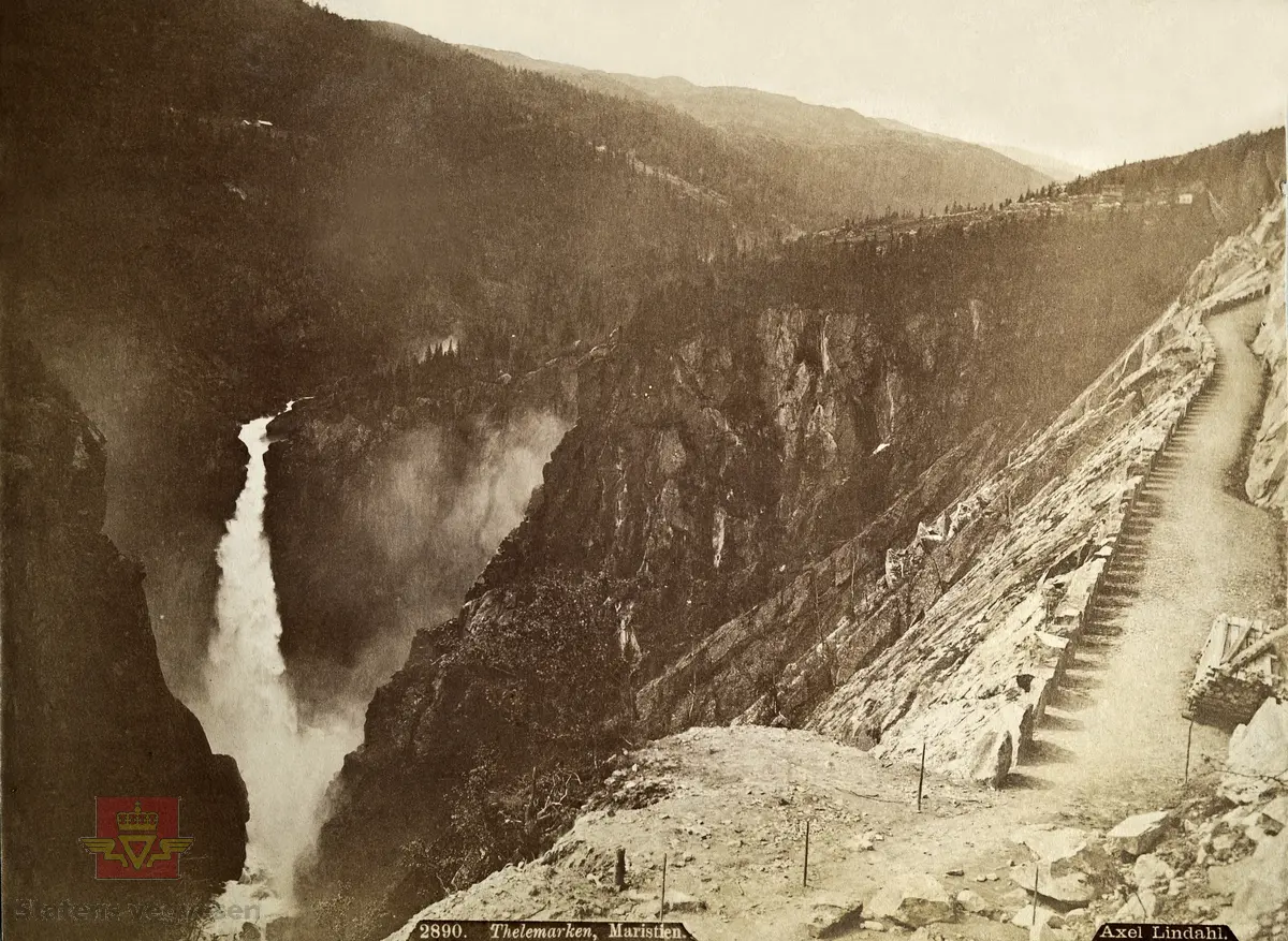 "Veianlæg". Bildet er merket: "Thelemarken, Maristien". Axel Lindahl.  Fotonr. 2890.

Rjukanfossen på Maristien/ Maristigen i Telemark.