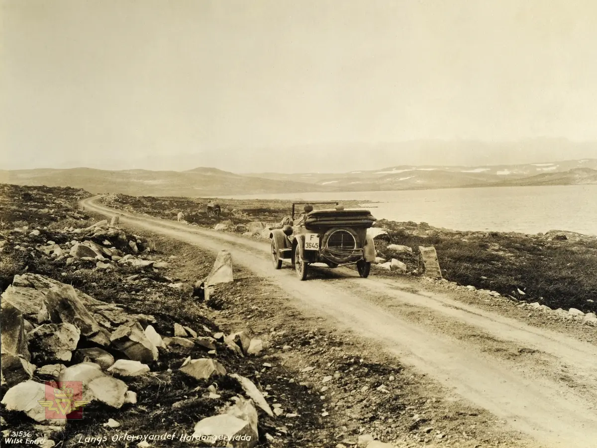 "Veianlæg".  Bildet er merket: "Langs Örternvandet-Hardangervidda ". Nr. 31536.  Eneret Wilse. Bil med kjennemerke F 3645.
"Stasjonsmester Johan Sæther på Haugastøl hadde en Buick på reg. nr. F-3645.  Den var registrert som drosje.  Ifølge Bilboken for Norge 1927 og 1929." Opplysninger til kjøretøyet på bildet fra Trygve Krogsæther.
Sannsynligvis  samme bil og bildemotiv  som NVM 00-F-32360 og NVM 00-F-32363.