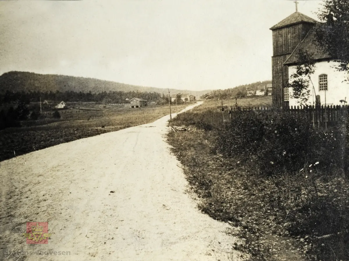 "Veianlæg".  Veg forbi kirke. Ukjent sted 1924.