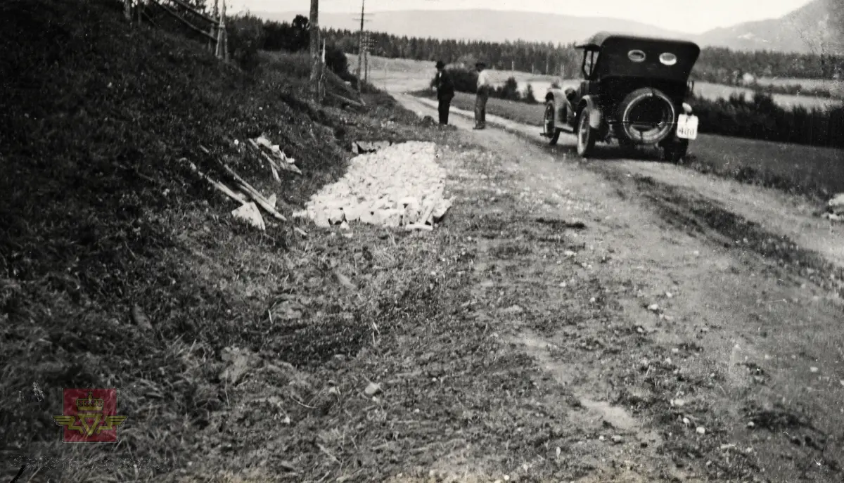 "Veianlæg". Lågendalsveien. "Utbedring og utvidelse av  Lågendalsruten". Drenering ved Evju. Kjennemerke  F-400 er i 1925 en Studebaker eid av Chauffør Herbrand Aas. Kongsberg.