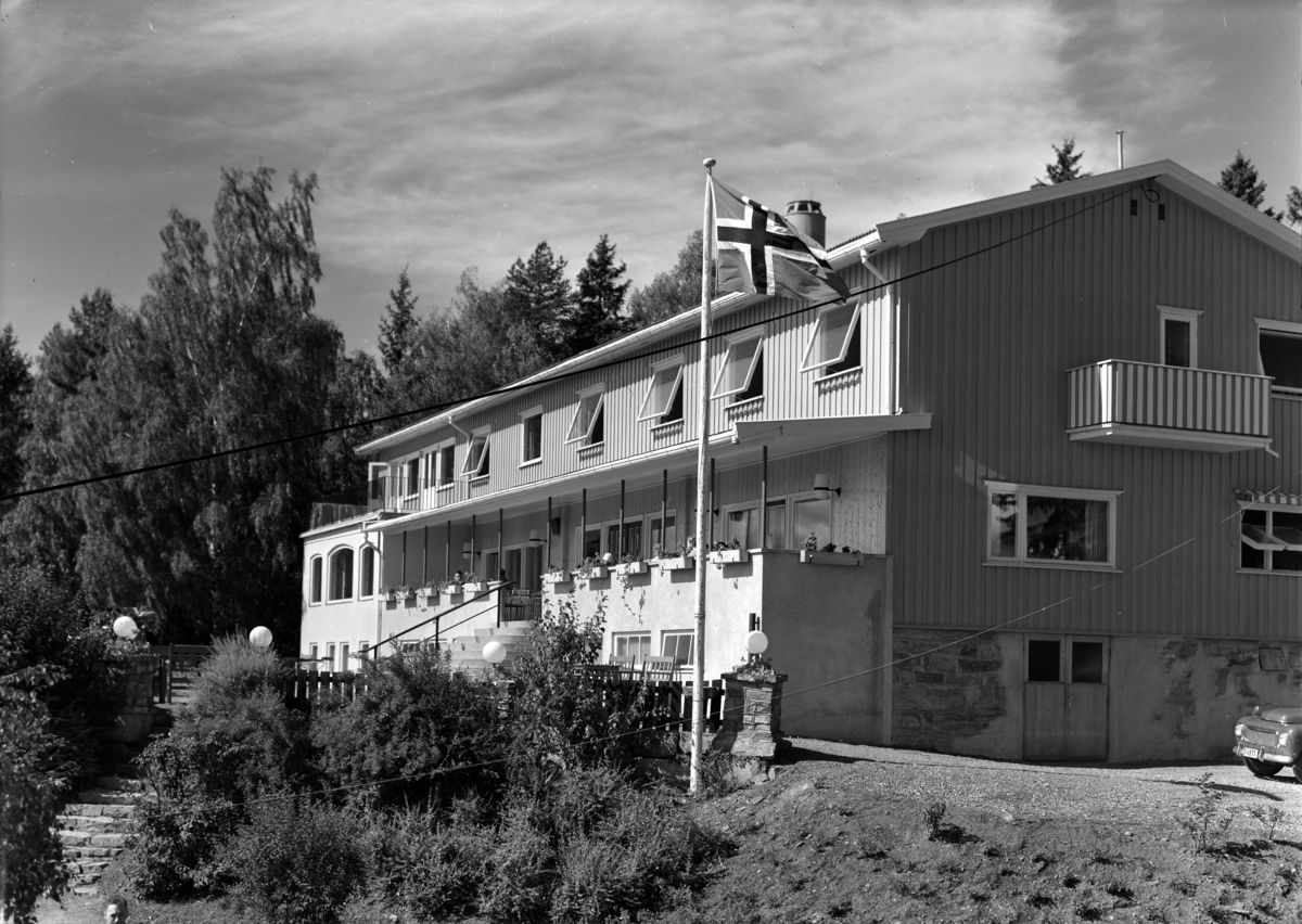 Hedmarktoppen Motell og restaurant, Hamar. Hedmarktoppen er et av  Hamars gamle utfartsteder, omtalt som skistua. I 1954 ble det kjøpt av Pinsevennene i Hamar, stedet blitt brukt som motell og kristent stevne- og konferansested.