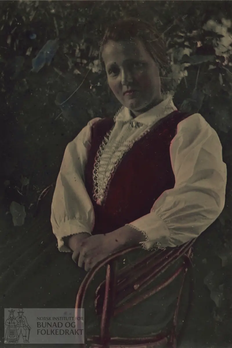 Inga Ro (f.1900) prøver gamle klede etter mor si, omlag 1917.