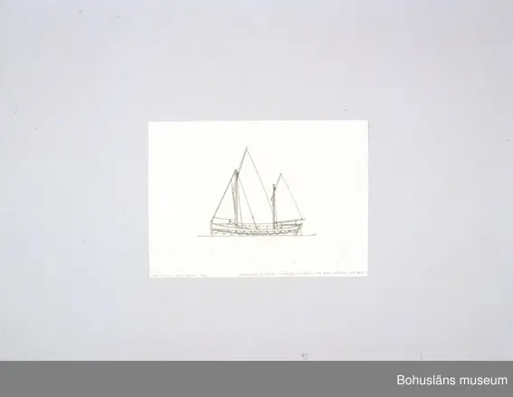 Montering/ram: Passepartout av tunn grå kartong; 55 x 66 cm, Seglande engelsk livbåt från omkring 1900. Royal National Life-boat Institution.
Övrig historik se UM72.26.001.