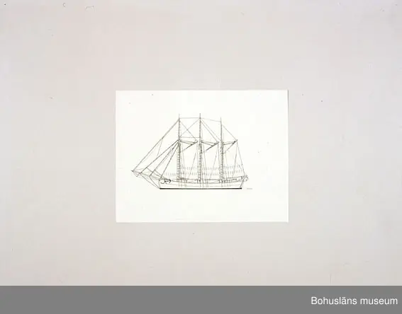 Montering/ram: Passepartout av tunn grå kartong; 55 x 66 cm, Tremastade slätskonaren Dagny av Djupekås, byggd i Ystad 1926.
Sista i Sverige byggda segelfartyget.
Övrig historik se UM72.26.001.