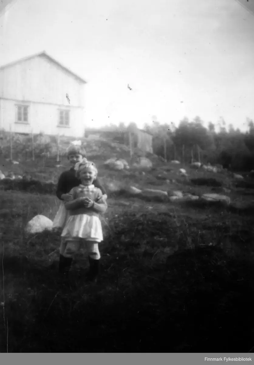 Namdalen, Sør-Varanger 1956. Fotografi av Edit og Grete Stenbakk. Bildet er tatt på gården til Abiel Randa.