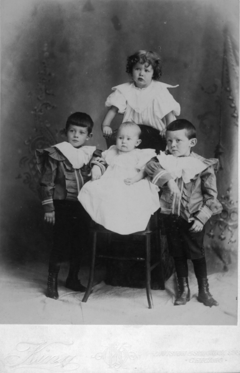Fire barn fotografert i atelier i Chicago, to gutter og to jenter. De er barn av Dovrus og Betzy Ulich, som utvandret fra Norge. Fra venstre er dette antakelig: George, Hyacinthe og Leif. Øverst: Grace