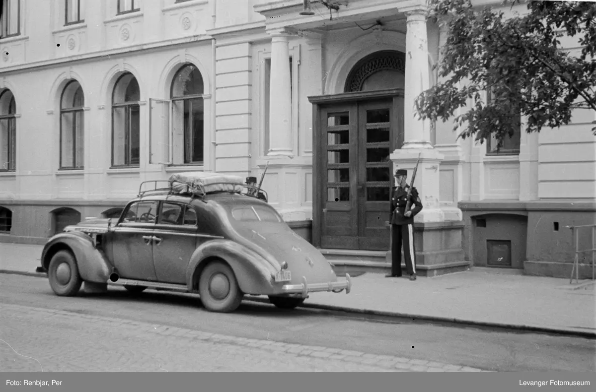 Utenfor Britannia Hotel under kapitulasjonen mai 1945.