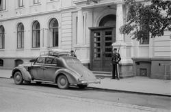 Utenfor Britannia Hotel under kapitulasjonen mai 1945.