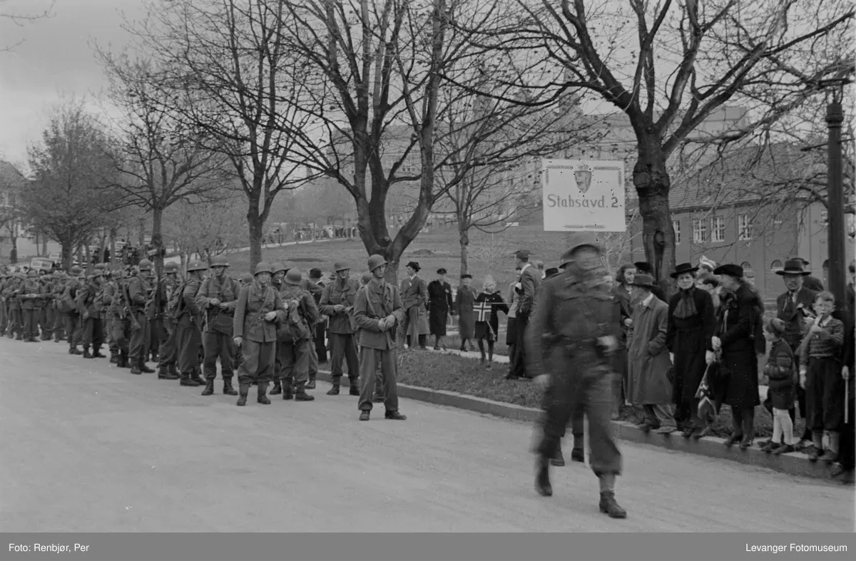 Høgskoleveien foran Gløshaugen, Polititropper paraderer i gata