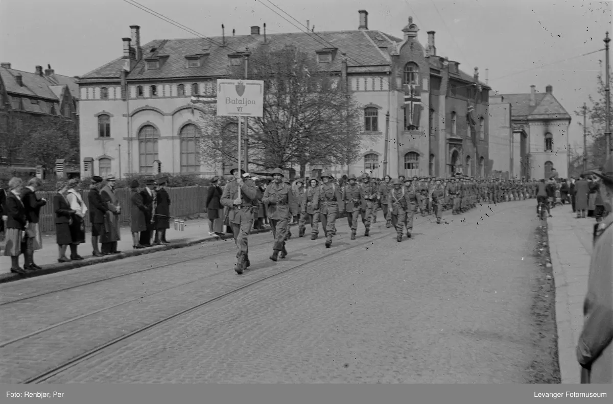 Polititropper paraderer i Trondheim.