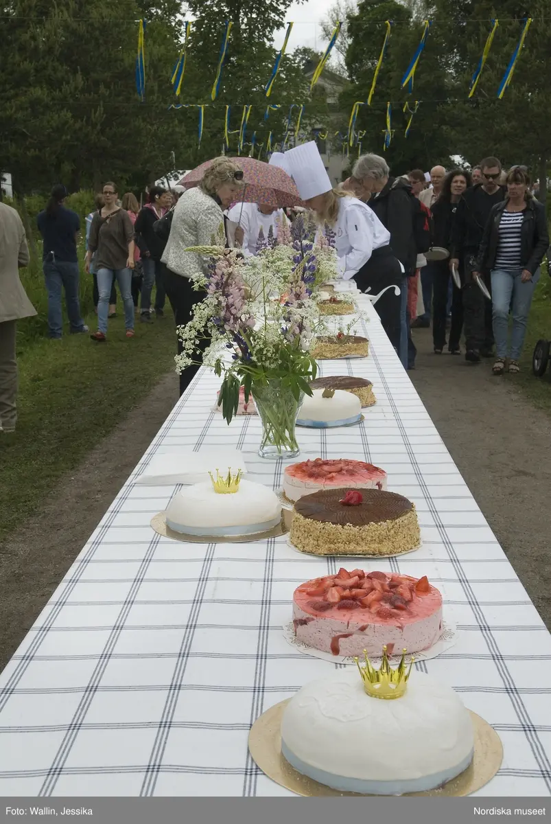Firande av kronprinsessbröllopet 19 juni 2010, Ockelbo. Tårtbuffé.