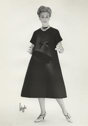 Mannekängen Margareta Nordlund i A-linjeformad klänning, tra