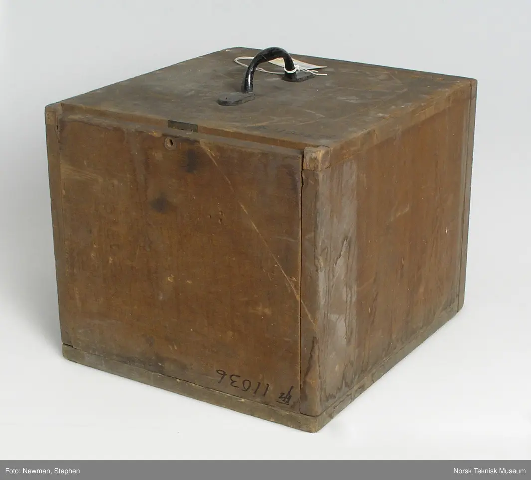 På mahogny (?) kasse. Roterende avbryter ? Jernsylinder med 8 "tenner".