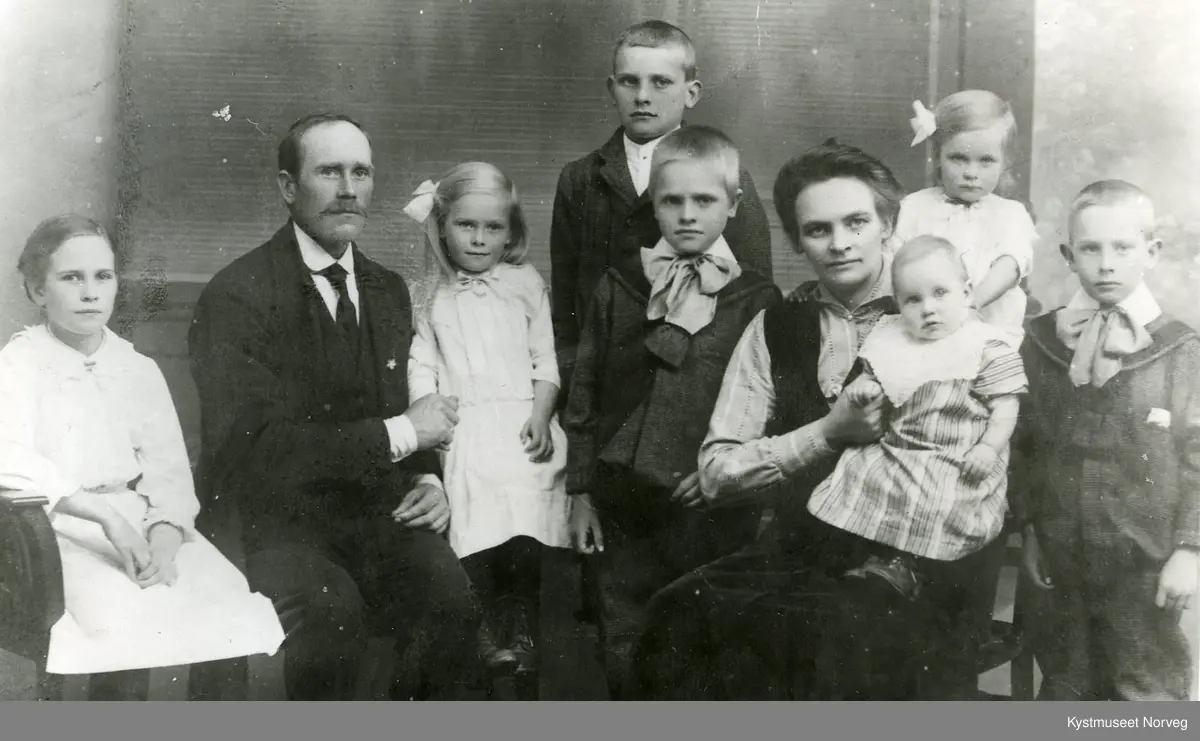 Fra venstre: Antora Larsen, Olaf Larsen, Margit Larsen, Oskar Larsen, Torvald Larsen, Stine Larsen, Hulda Larsen, Astrid Larsen og Bernhard Larsen