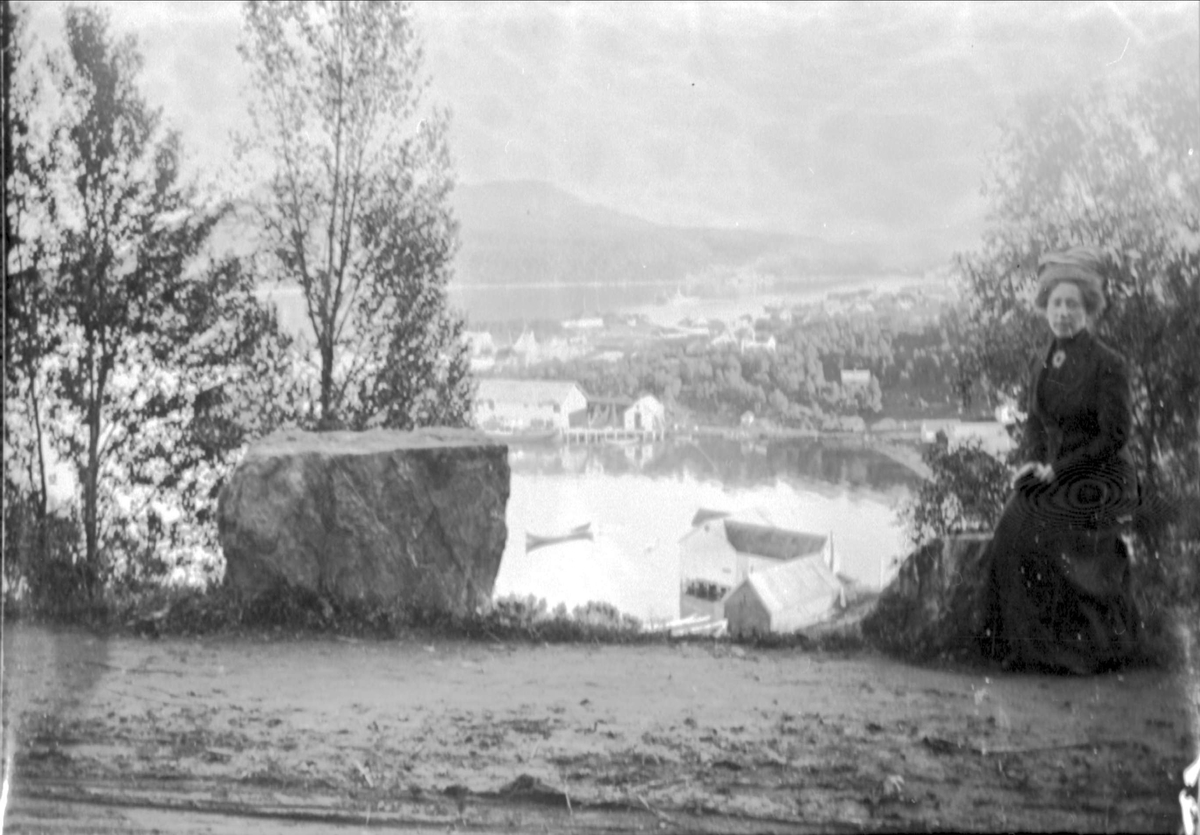 Harda Normann, fotografert med Samasjøen i bakgrunnen.