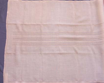 Stor duk med med broderi i plattsöm och myrgång på linneväv."Sylön ED x dd, Dalalinne, Klippans lingarn, NIAB knyppelgarn, pris material 285:-."