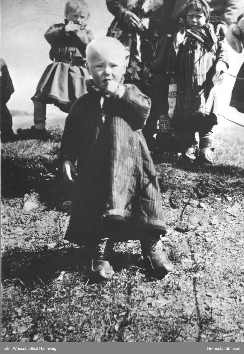 Liten koftekledt gutt fra Sandnes fotografert på Klokkerjordet, Kirkenes.