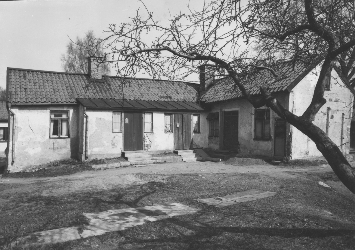 Enköping, Munksundet, kvarteret Klostret, Munksundsgatan 9, hela fasaden mot klosterruinen