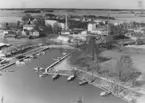 Enköping, panorama från silobyggnaden mot väster. Gamla båthamnen, lasarettet, Selfa, maj 1956.