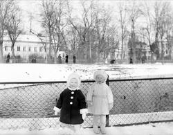 Margit Krantz och kusinen Berit Jansson på vinterpromenad vi