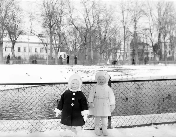 Margit Krantz och kusinen Berit Jansson på vinterpromenad vi