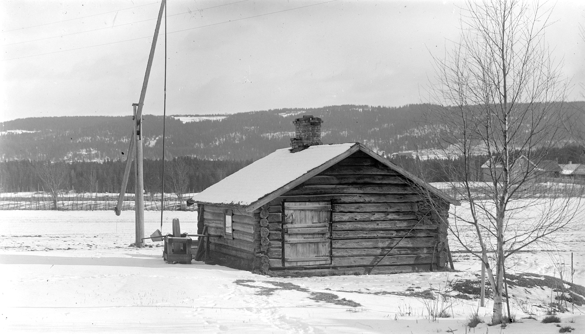 EVENRUDBAKKEN, Kolomoen i Valset, Stange. UTHUS, VIPPEBRØNN. Bruket Fagerhaug ses i bakgrunnen til høyre.