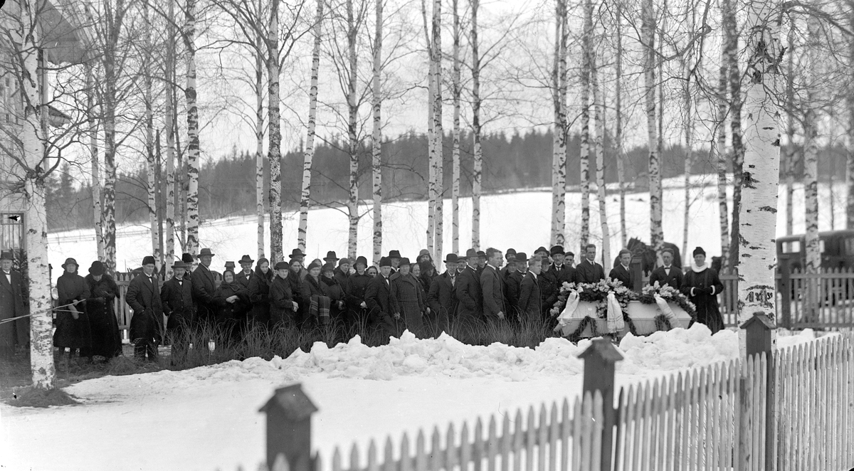 GRAVFERD FRA BIRKELY. BEGRAVELSE ETTER BERTHE HAUGSRUDSTUEN I 1934, mor til Tora Mæhlum som bodde i Birkely. ETTERLATTE SAMLET RUNDT KISTEN. PRESTEN VED KISTEN KALDOR. 