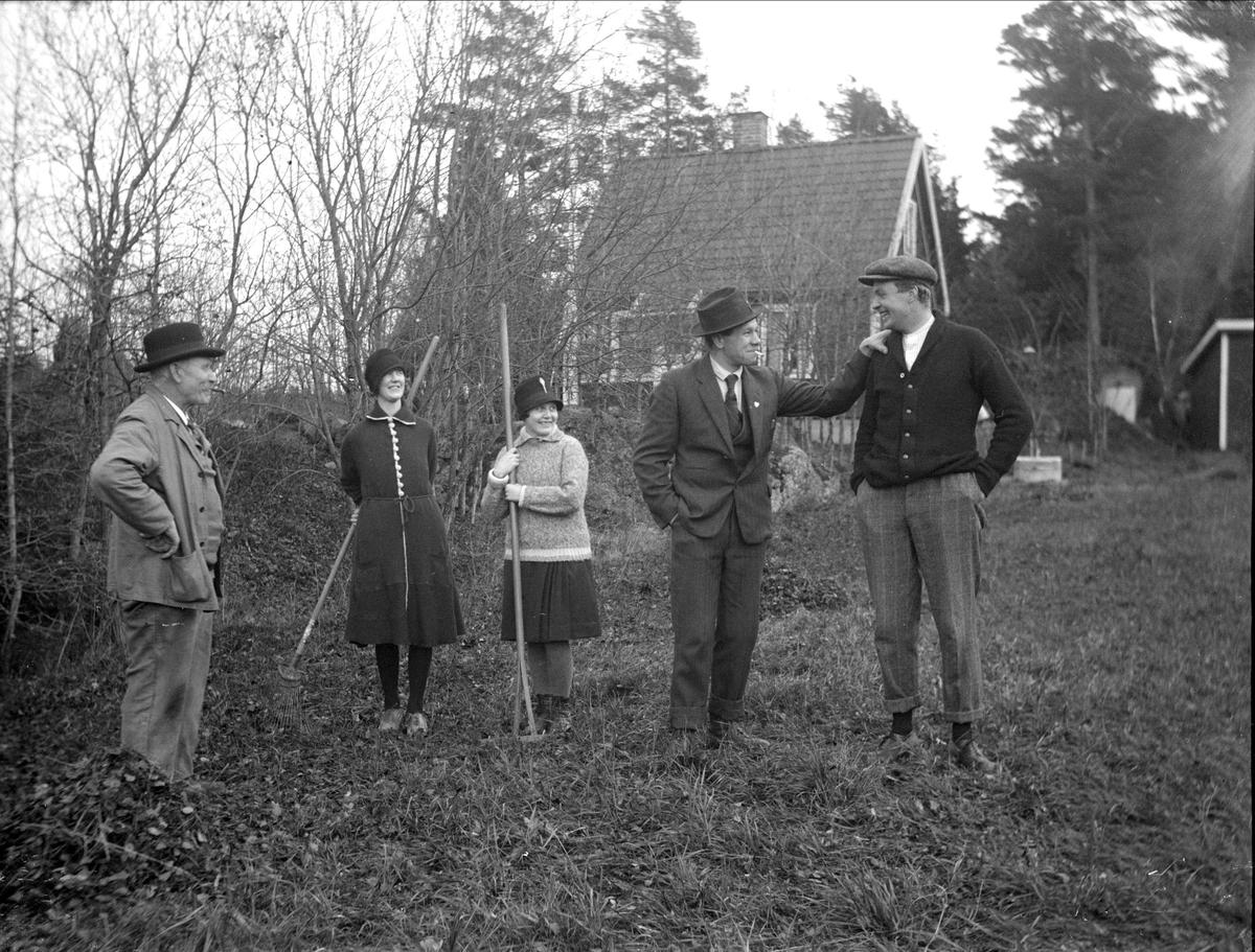 Trädgårdsarbete på Lillsunda, Uppsala-Näs socken, Uppland 1920-tal