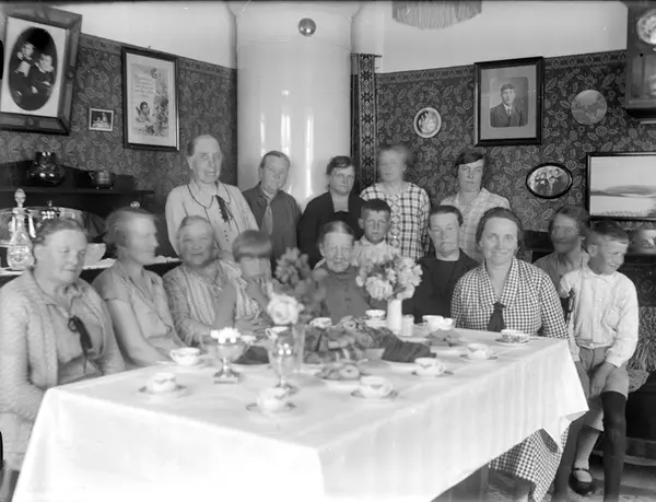 Kaffebjudning, sannolikt hos familjen Gustavsson, Uppsala 19