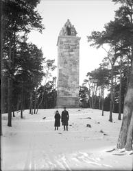 Karin och Gösta Krantz på vinterpromenad vid Sten Sture monu