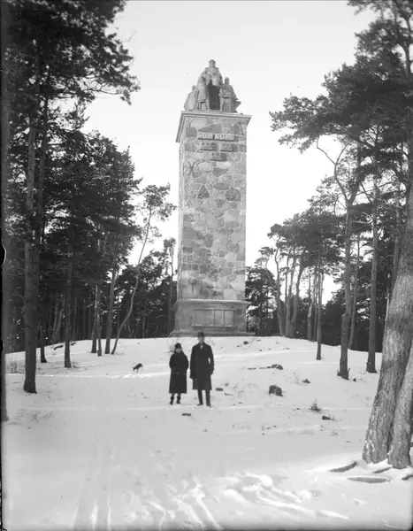 Karin och Gösta Krantz på vinterpromenad vid Sten Sture monu