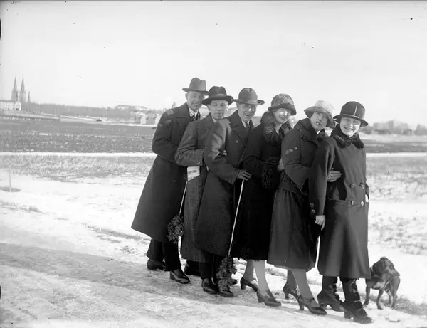 Karin och Gösta med vänner på promenad, Uppsala