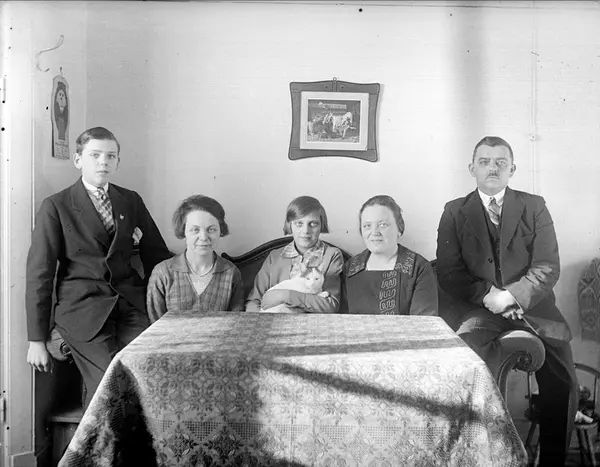 Familjen Hoppe i hemmet i Basarbo på Mältargatan, nuvarande 