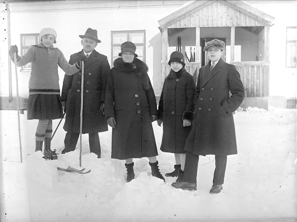 Familjen Hoppe utanför sin bostad i Basarbo på Mältargatan, 